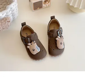 Braune Kinderlederschuhe mit süßem Plüschtier-Dekor und weichen, atmungsaktiven Sohlen