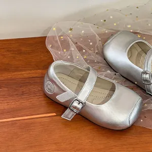 Elegantes zapatos de princesa Mary Jane plateados para niñas con suelas blandas y hebilla.