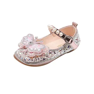 Chaussures de princesse roses pailletées pour filles avec papillon en perles et bride.