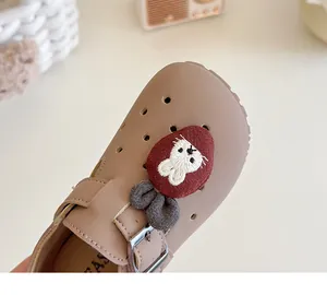 Nahaufnahme eines beigen Kinderlederschuhs mit süßer Hasenstickerei am Schuh.
