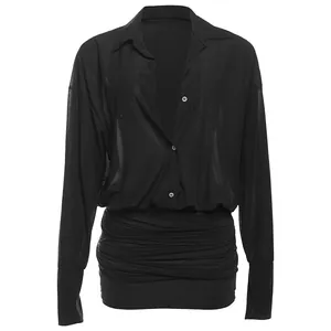 Elegante abito a camicia nero a maniche lunghe con gonna aderente drappeggiata e slim