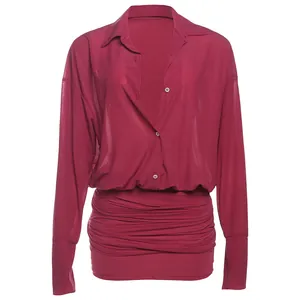 Dettaglio di un sexy vestito a camicia rosso scuro con mini gonna a portafoglio arricciata