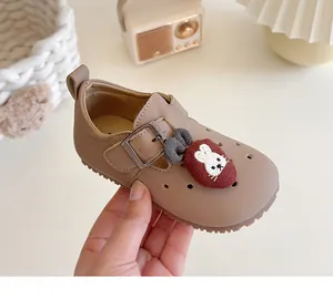 Detaillierte Ansicht eines süßen khakifarbenen Leder-Loafers für Kleinkinder mit Hasen-Patch.