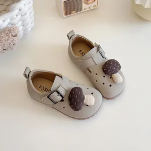 Niedliche beige Kinder-Lederschuhe mit weicher Sohle, Pilzdekor und Schnallenriemen
