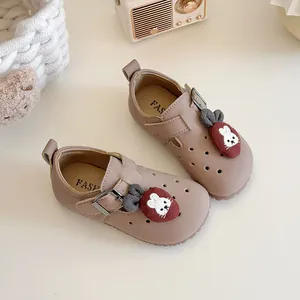 Süße Kleinkind Mädchen beige Lederschuhe mit Hasen und Karotten Dekor und weichen Sohlen
