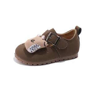 Braune Prinzessinnenschuhe für Kleinkinder mit niedlicher Bärenverzierung und weicher Sohle