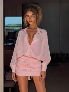 Vestito a camicia rosa sexy con mini gonna a tubino arricciata e colletto a revers.