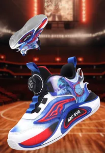Gros plan d'une chaussure de basket pour garçon avec motif astronaute et bouton