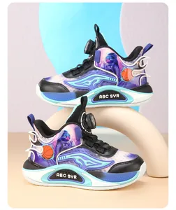 Détail de chaussures de basket pour enfants avec motif astronaute et boucle