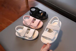 Detailansicht der Kinder-Sandalen in mehreren Farben mit weicher Sohle