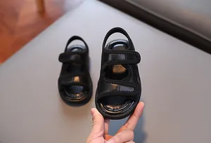 Detailansicht schwarzer Kindersandalen für den Sommer mit weicher Sohle und Klettverschluss