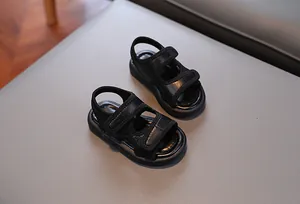 Detailansicht schwarzer Kindersandalen mit weicher Sohle und verstellbarem Klettverschluss