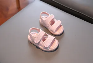 Nahaufnahme von rosa Kleinkindsandalen mit weichen Sohlen und verstellbaren Klettverschlüssen