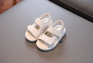Detailansicht weißer Kleinkindersandalen mit weichen Sohlen und Klettverschluss