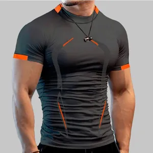 Λεπτομερής προβολή ανδρικού αθλητικού T-shirt με πορτοκαλί τυπωμένες λεπτομέρειες