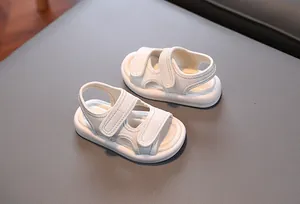 Weiße Kleinkindsandalen mit weichen Sohlen und Klettverschluss für den kühlen Sommer.