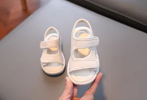 Nahaufnahme weißer atmungsaktiver Baby Sandalen mit weicher Sohle für den Sommer 2025
