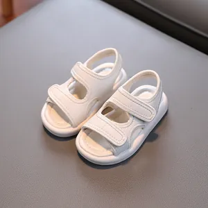 Kleinkinder weiße Sommersandalen mit weicher Sohle und verstellbarem Klettverschluss.