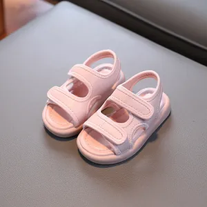 Niedliche rosa Kindersandalen für den Sommer mit atmungsaktiven Riemen und weichen Sohlen