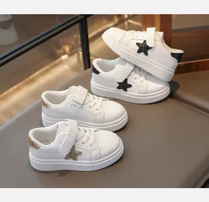 Witte lederen kindersneakers met glittersterren in zwart en goud