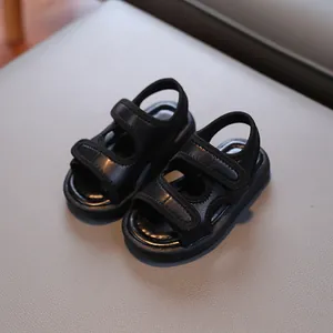 Bequeme schwarze Kindersandalen für den Sommer mit weicher Sohle und Klettverschluss
