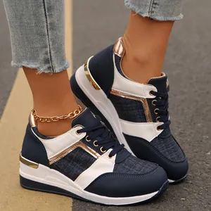 Λεπτομερής προβολή μπλε και λευκών sneakers με πλατφόρμα και χρυσές λεπτομέρειες