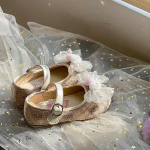 Zapatos de princesa para niñas pequeñas en color champán con lazo de malla.