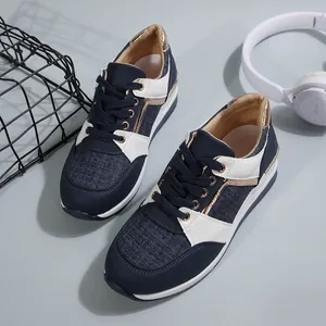 Κομψά γυναικεία sneakers με πλατφόρμα σε μπλε σκούρο, λευκό και χρυσό colorblock σχέδιο