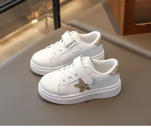 Detail van de gouden glitterster op de witte sneakers voor kinderen aan de zijkant.