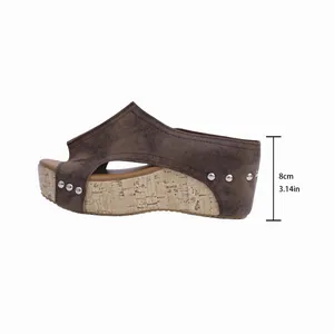 Dettaglio delle sandali con zeppa da donna con misura dell'altezza del tacco di 8 cm
