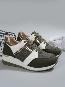 Μοντέρνα γυναικεία sneakers πλατφόρμα με σχέδιο patchwork σε λαδί και λευκό χρώμα.