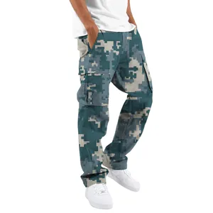 Vista detallada de pantalones cargo de camuflaje digital para hombre corte holgado