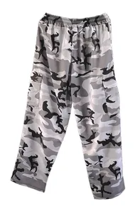 Detalle de los pantalones cargo sueltos para hombre con estampado de camuflaje geométrico gris.