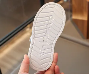 Gedetailleerde macro weergave van de flexibele witte rubberen zool voor sneakers