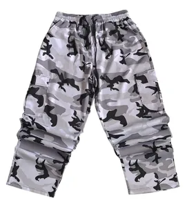 Vista frontal de pantalones cargo de camuflaje sueltos para hombre con cordón