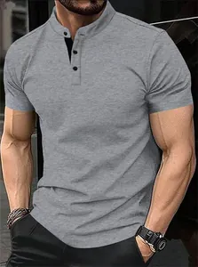 Λεπτομέρεια από γκρι ανδρικό polo μπλουζάκι slim fit με κομψό όρθιο γιακά και κουμπιά
