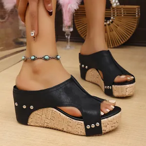 Eleganti sandali neri con zeppa da donna con plateau in sughero e dettagli con borchie