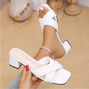 Sandales blanches élégantes à brides tressées et talons blocs confortables pour femmes