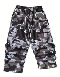 Vista detallada de pantalones cargo de camuflaje grises para hombre con bolsillos laterales.