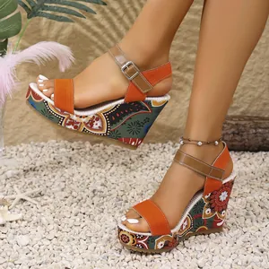 Sandalias de cuña con plataforma y motivo étnico, ante naranja y tira al tobillo