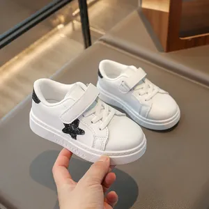 Stijlvolle witte leren sneakers voor kinderen met een glitterster en zachte zool