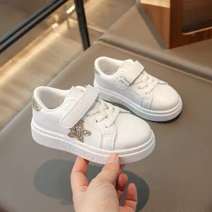 Comfortabele witte kinder sneakers met glitterster en handige klittenbandsluiting