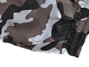 Detalle macro de pantalones cargo de camuflaje con textura y cinturilla elástica