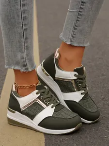 Μοντέρνα γυναικεία sneakers με πλατφόρμα σε λαδί και λευκό χρώμα για καθημερινή χρήση.