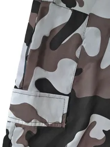 Detalle macro de pantalones cargo de camuflaje para hombre que muestra costuras y tela