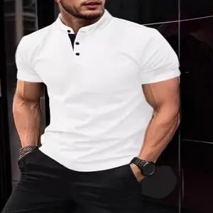 Polo de hombre blanco de manga corta entallado con cuello mao y botones estilo casual