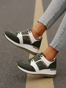 Λεπτομερής πλάγια όψη γυναικείων sneakers με πλατφόρμα σε πράσινο και λευκό χρώμα.