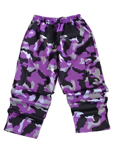 Vista detallada de pantalones cargo de camuflaje púrpura para hombre con bolsillos