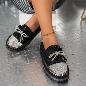 Primer plano de mocasines negros de purpurina con punta de strass