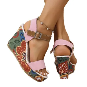Sandalias de cuña rosas para mujer con estampado floral étnico y hebilla